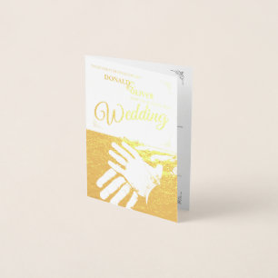 Carte Dorée Mains d'un couple gay de mariage avec des anneaux