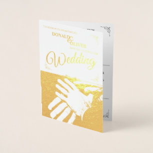 Carte Dorée Mains d'un couple gay de mariage avec des anneaux