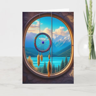 Carte Dreamcatcher dans une fenêtre donnant sur les mont