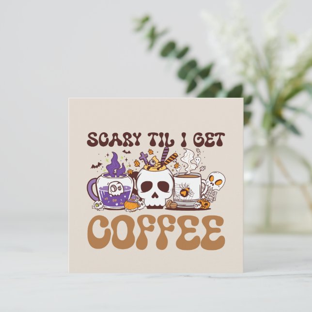 Carte Effrayant Jusqu'À Ce Que J'Ai Du Café - Halloween  (Debout devant)