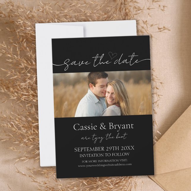 Carte Élégant script Enregistrer la date Monogramme Invi (Black and White Save the Date Wedding Announcement)