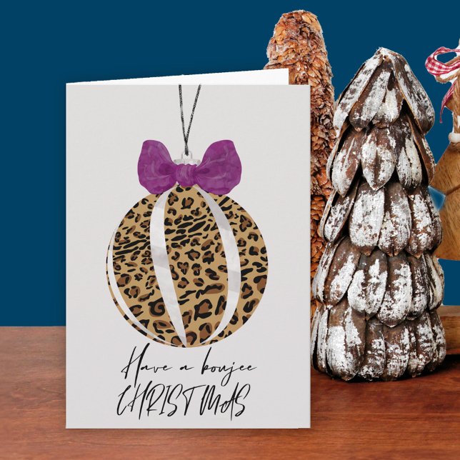 Carte Empreinte de léopard Bauble Purple Bow Boujee Noël (Leopard Print Bauble Christmas Card. Buy professionally printed or as printable digital download.)