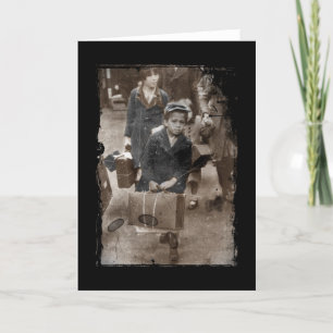 Carte Enfant levant une valise