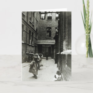 Carte Enfants jouant dans un bidonville, 1899