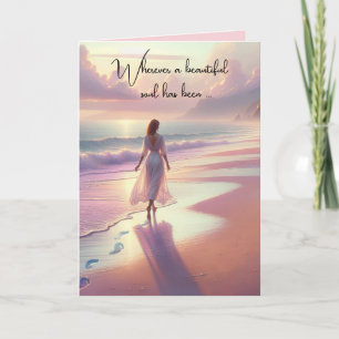 Carte Femme sympathique marchant sur la plage