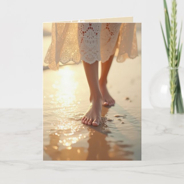 Carte Femme Sympathique Marchant Sur Le Sable Humide (Devant)