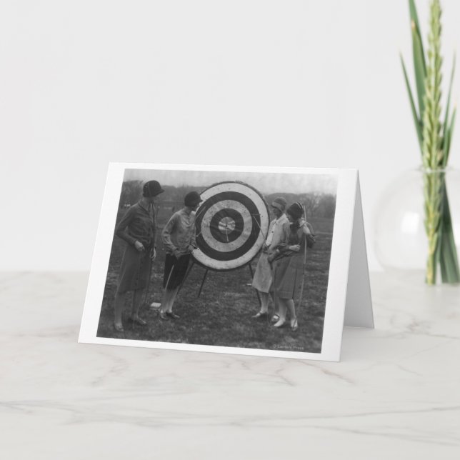 Carte Femmes examinant la photographie de cible de tir à (Devant)