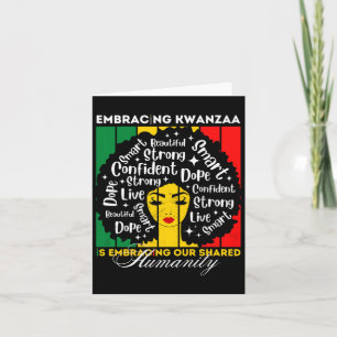 Carte Fille afro adoptant Kwanzaa est notre humanité par