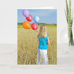 Carte fille dans le champ de blé avec bouquet de ballon