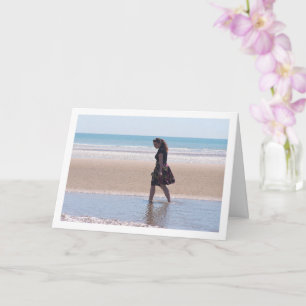 Carte Fille en jupe marcher sur la plage