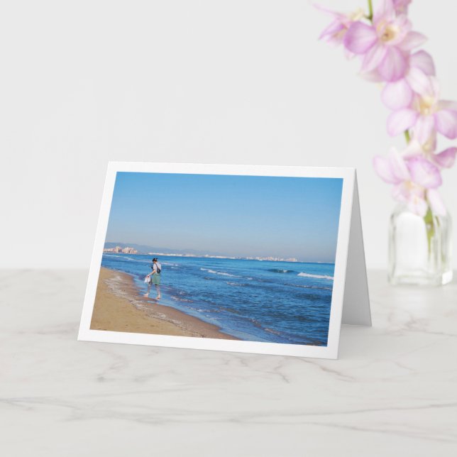 Carte Fille marchant sur la plage (Orchidée)