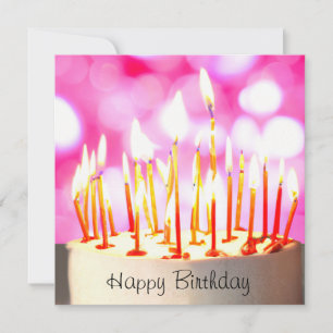 Carte gâteau d'anniversaire avec des bougies allumées