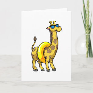 Carte Girafe sur la plage avec bouée et lunettes de sole