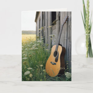 Carte Guitare d'anniversaire appuyée sur une grange de c