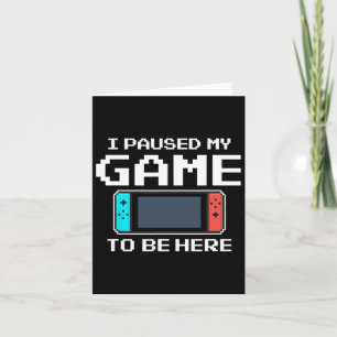 Carte J'ai mis mon jeu en pause pour être ici 8 Bit Drôl
