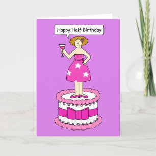 Carte Joyeuse demie-anniversaire dame debout sur un gâte