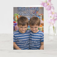 Joyeux anniversaire aux garçons jumeaux de la phot