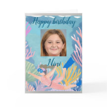 Joyeux anniversaire jeune fille qui fait de la plo