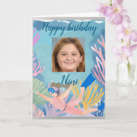 Joyeux anniversaire jeune fille qui fait de la plo