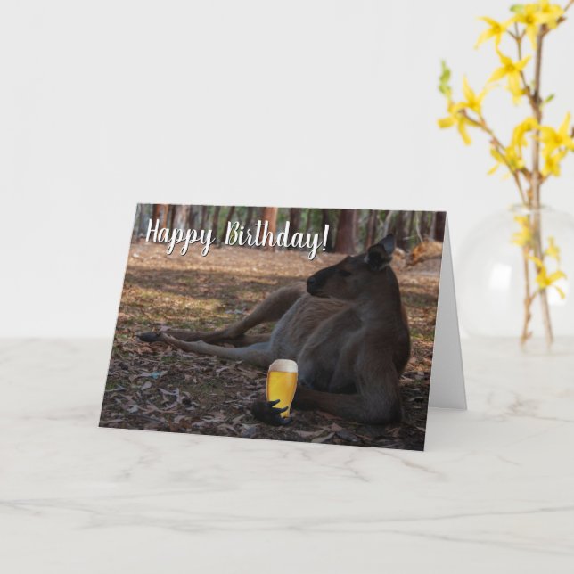 Carte Joyeux anniversaire Kangaroo Australie avec la biè (Fleur jaune)