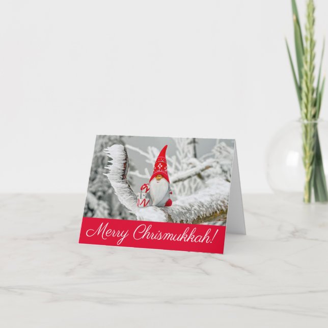 Carte Joyeux Chrismukkah Elfe rouge et blanche avec prés (Devant)