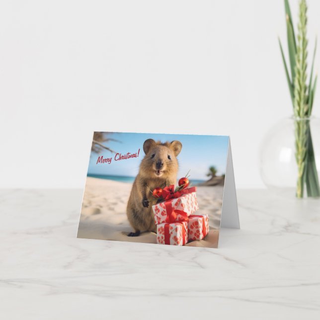 Carte Joyeux Noël Quokka sur la plage avec des présents (Devant)