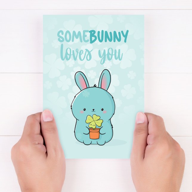 Carte Kawaii Bunny Holding Clover : Somebunny vous aime (Créateur téléchargé)