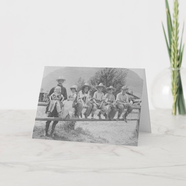 Carte Larry Larom avec six enfants sur une barrière (Devant)