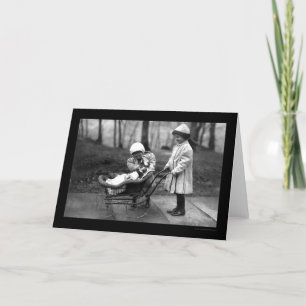 Carte Les filles jouent avec une poupée dans un chariot 