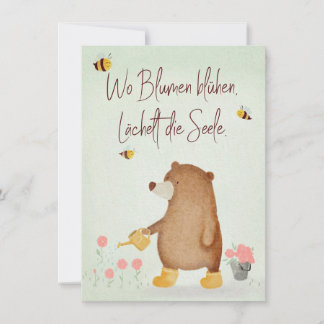 Carte L'ours arrose des fleurs dans le jardin en bottes 