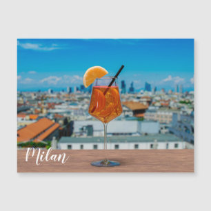 Carte Magnétique Cocktail Spritz sur une table avec vue sur Milan