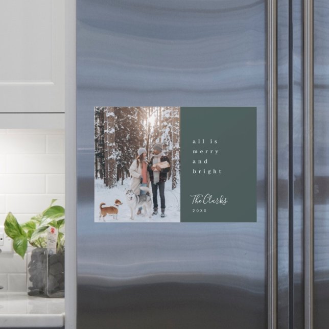 Carte magnétique photo verte de la forêt de Noël (Share Scandi-inspired festive style with a modern Merry and Bright card by Guava)