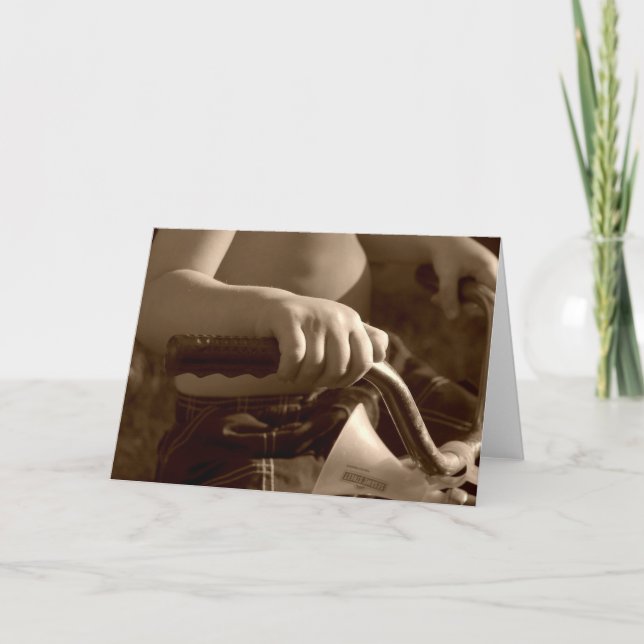 Carte mains d'enfant sur le tricycle (Devant)