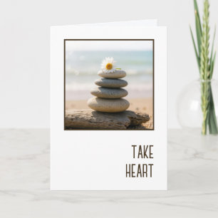 Carte Marguerite de sympathie sur un cairn de plage en p