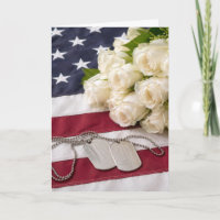 Médailles de chien militaires avec des roses blanc
