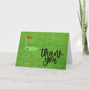 Carte Merci de golf avec texte et drapeau sur herbe vert