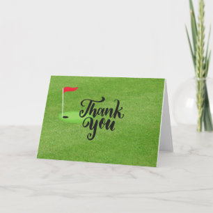 Carte Merci de golf avec texte et drapeau sur herbe vert
