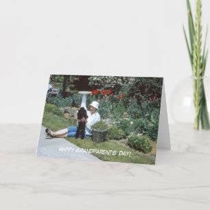 Carte Mignonne grand-mère rétro dans le jardin avec cani