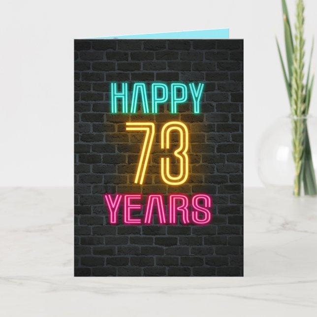 Carte néon signe sur brique pour 73e anniversaire (Devant)
