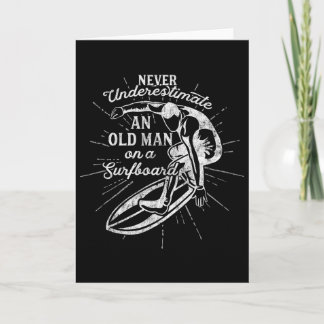 Carte Never Underestimate An Old Man On A Surfboard-funn