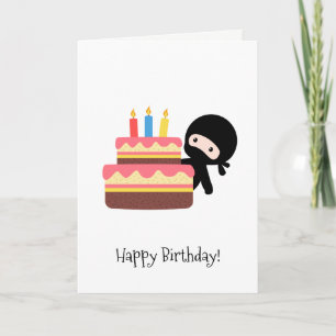 Carte Ninja minuscule derrière le gâteau d'anniversaire
