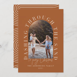 Carte Noël géo moderne en dashant à travers le sable