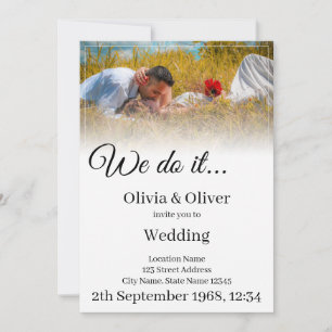 Carte Nous le faisons - Embrasser un couple sur un pré