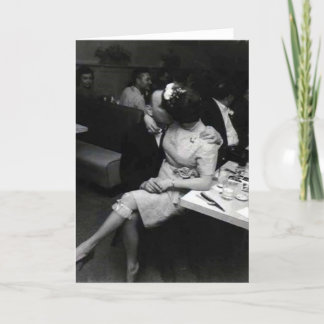 Carte nouveaux mariés embrassant à un resturaunt