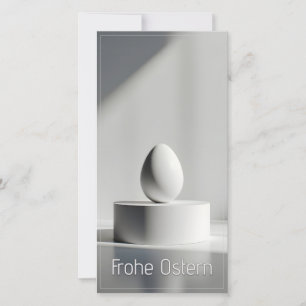 Carte Œuf de Pâques minimaliste sur un socle moderne