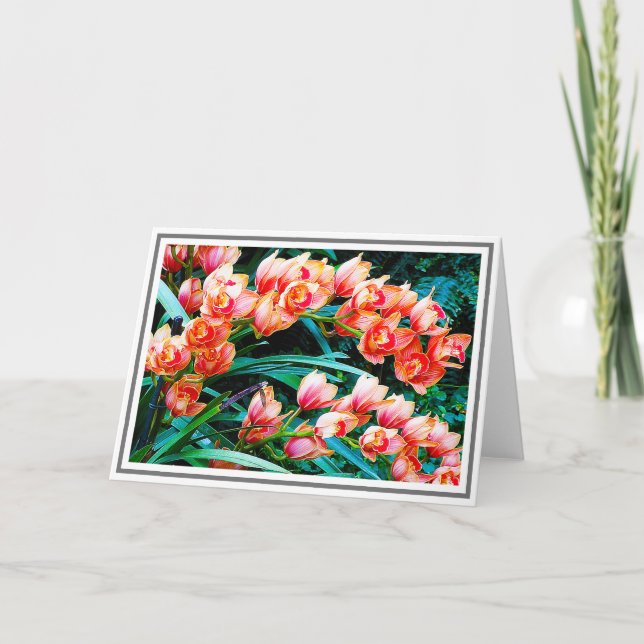Carte Orange Orchidée Fleurs contre le feuillage vert (Devant)