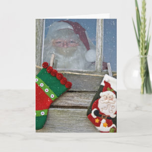 Carte Père Noël dans la fenêtre cabine avec des flocons 