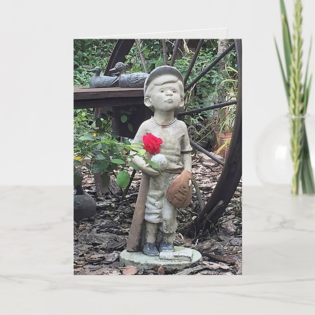 Carte petit garçon avec statue de baseball et rose rouge (Devant)