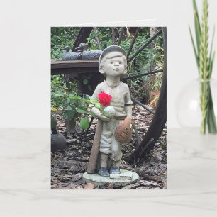 Carte petit garçon avec statue de baseball et rose rouge