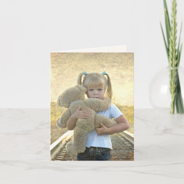 Carte Petite fille avec ours en peluche sur la voie ferr (Devant)